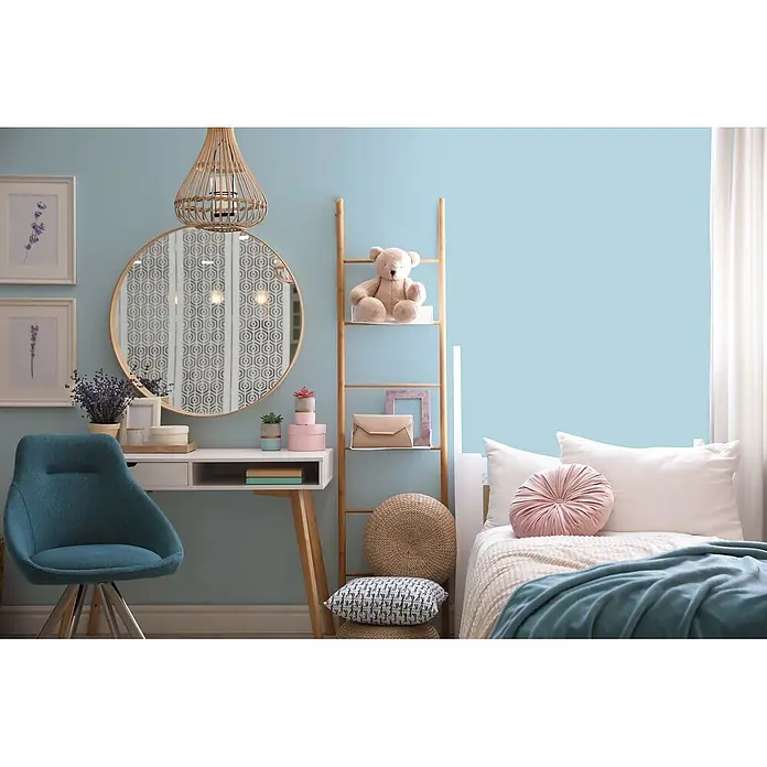Livingwalls Wandfarbe Blau Ocean Blue DD125878 1l - Blau, Matt, 1 l - Ein hellblaues Schlafzimmer mit einem weißen Bett, Schreibtisch und einem blauen Stuhl.