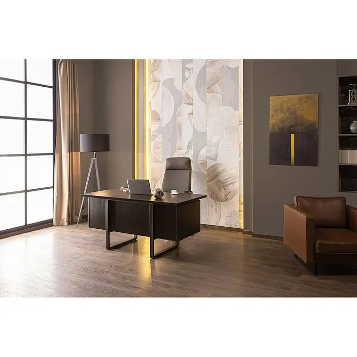 Livingwalls Wandfarbe Braun Calm Taupe DD126010 1l - Braun, Matt, 1 l - Ein moderner Schreibtisch aus dunklem Holz und grauer Chefsessel in einem stilvollen Büro mit großem Fenster und gemusterter Wand.