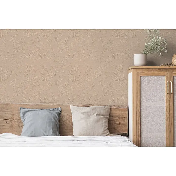 Livingwalls Wandfarbe Beige Nutty Nutmeg 6009 2,5l - Matt, 2,5 l - Beige, unregelmäßig strukturierte Wandverkleidung in einem Schlafzimmer, über einem Holzkopfteil sichtbar.