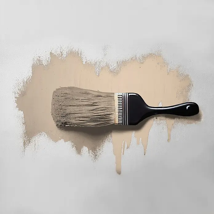 Livingwalls Wandfarbe Beige Nutty Nutmeg 6009 2,5l - Matt, 2,5 l - Pinsel mit schwarzem Griff, der beigefarbene Farbe auf eine helle Wand aufträgt.