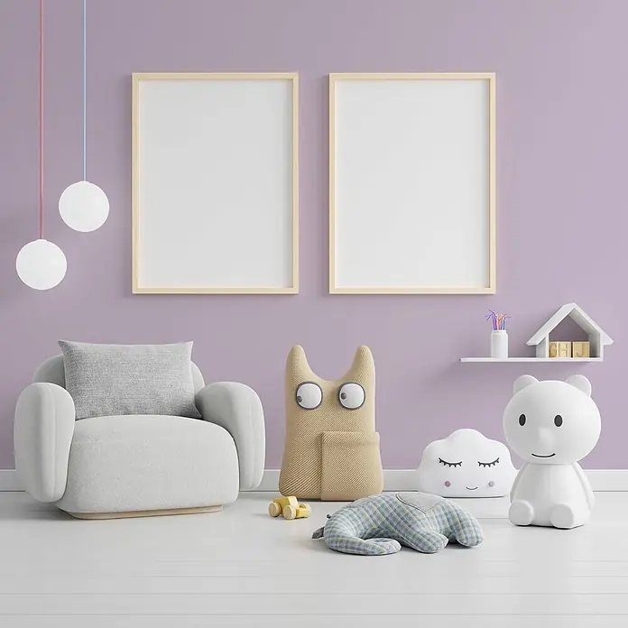 Livingwalls Wandfarbe Violett Lovely Rose DD125796 5l - Violett, Matt, 5 l - Zwei leere Holzbilderrahmen in einem Kinderzimmer, über einem Sessel, Spielzeug und Deko an lila Wand.