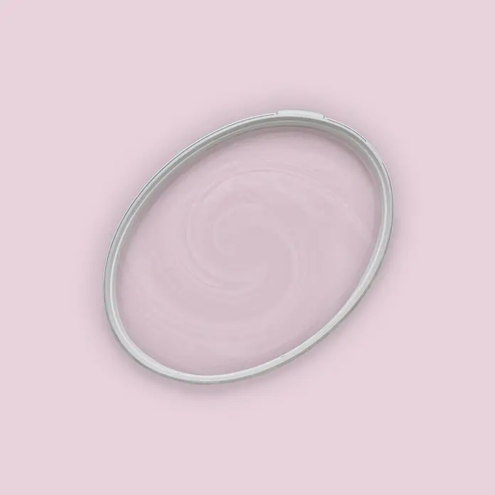 Livingwalls Wandfarbe Pink Milky Strawberry 2003 2,5l - Matt, 2,5 l - Hellgrauer ovaler Stickrahmen mit einem gewirbelten rosa Muster im Inneren, auf einem einfarbigen rosa Hintergrund.