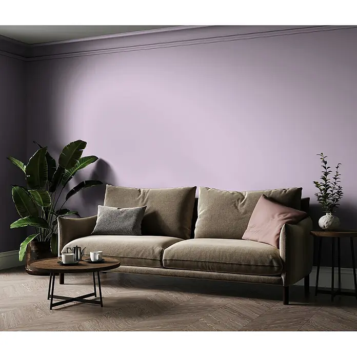 Livingwalls Wandfarbe Violett Lovely Rose DD125796 5l - Violett, Matt, 5 l - Ein bequemes, hellbraunes Stoffsofa mit Kissen in einem modernen Wohnzimmer.