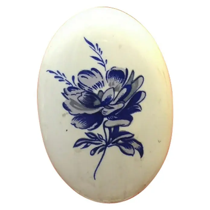 Häfele Pomo para muebles - Tipo de tirador del mueble: Botón, Ø x Al: 40 x 30 mm, Porcelana - Un huevo de cerámica azul y blanco con un patrón floral, perfecto como objeto decorativo o para coleccionistas de artesanía tradicional.