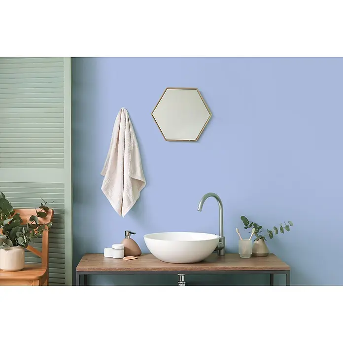 Livingwalls Wandfarbe Violett Cake Pop 3006 5l - Matt, 5 l - Weißes Aufsatzwaschbecken auf Holzwaschtisch mit Chromarmatur in hellblauem Badezimmer. Sechseckiger Spiegel und Handtuch.