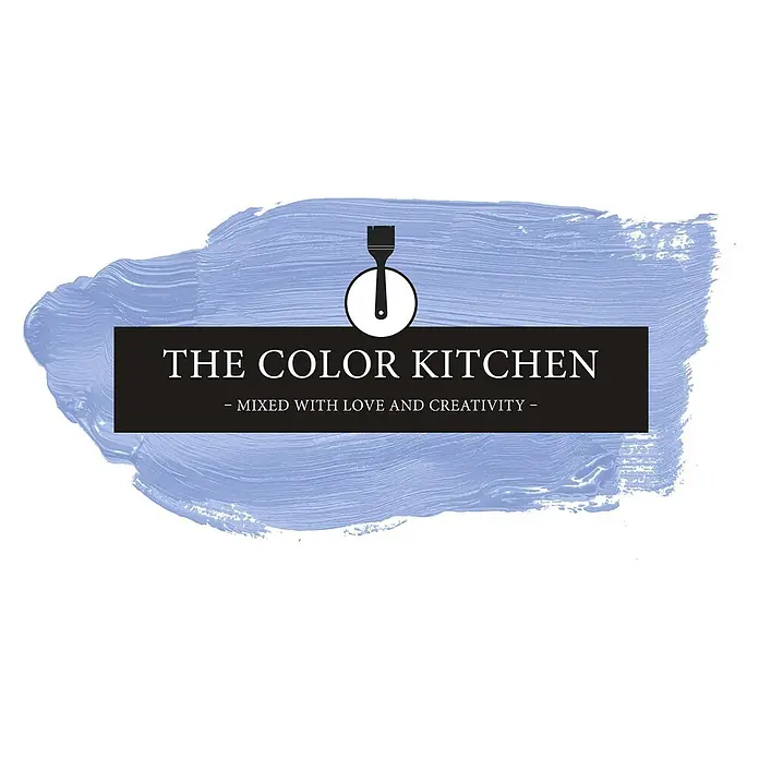 Livingwalls Wandfarbe Violett Cake Pop 3006 5l - Matt, 5 l - Logo für 'The Color Kitchen' mit Pinsel-Symbol über einem schwarzen Banner mit Text, auf einem periwinkle-blauen Pinselstrich-Hintergrund.