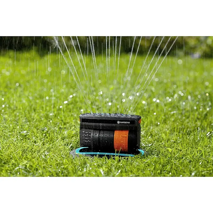 Gardena Sprinklersystem Viereckregner OS 140 - Max. Regnerfläche: 140 m², 1 -tlg. - Der Gardena Vielflächenregner AquaZoom Compact bewässert einen grünen Rasen mit klaren Wasserstrahlen.