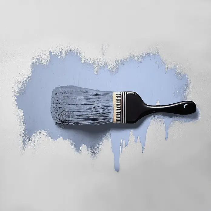 Livingwalls Wandfarbe Violett Cake Pop 3006 5l - Matt, 5 l - Schwarzer Pinsel mit hellen Borsten, bedeckt mit blauer Farbe, der eine Oberfläche streicht, mit Farbtropfen darunter.