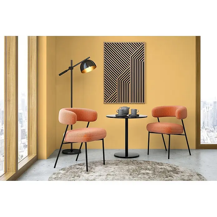 Livingwalls Wandfarbe Gelb Sunny Yellow DD126107 2,5l - Gelb, Matt, 2,5 l - Zwei orange gepolsterte Stühle und ein kleiner schwarzer Rundtisch mit Teegeschirr, in einem modernen Raum mit gelber Wand und Kunstwerk.