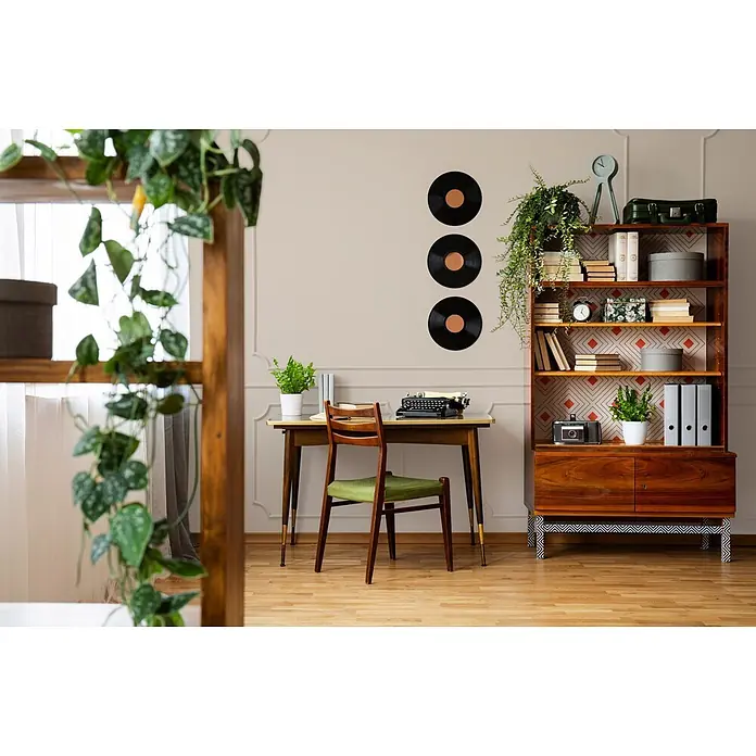 Livingwalls Wandfarbe Beige Pure Potato 6018 5l - Matt, 5 l - Mid-Century Modern Home-Office mit Holzschreibtisch, grünem Stuhl und Bücherregal mit Büchern und Pflanzen.