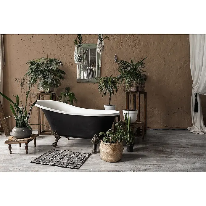 Livingwalls Wandfarbe Braun Soothing Brown DD126059 2,5l - Braun, Matt, 2,5 l - Eine vintage schwarz-weiße Klauenfußbadewanne mit verzierten Beinen in einem pflanzenreichen Badezimmer.