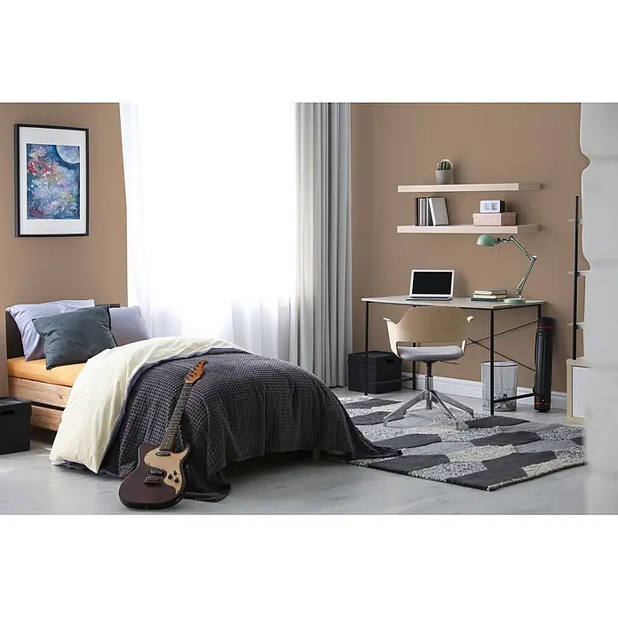 Livingwalls Wandfarbe Braun Soothing Brown DD126059 2,5l - Braun, Matt, 2,5 l - Modernes Schlafzimmer mit Holzbett, Schreibtisch und E-Gitarre, ausgestattet mit neutralen Tönen und einem geometrischen Teppich.