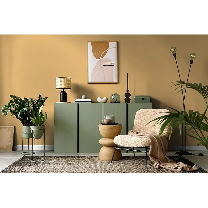 Livingwalls Wandfarbe Orange Smooth Saffron DD126129 5l - Orange, Matt, 5 l - Salbeigrüner Schrank, dekoriert mit Pflanzen und Accessoires, in einem gemütlichen Wohnzimmer.