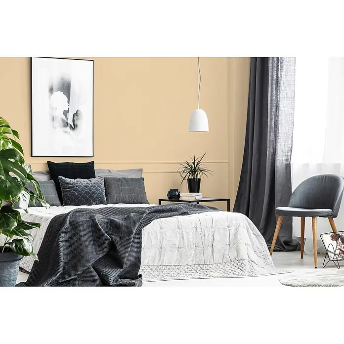 Livingwalls Wandfarbe Beige Smooth Saffron DD126121 1l - Beige, Matt, 1 l - Großes, schwarz gerahmtes Kunstwerk mit einer weißen Silhouette, das über einem Bett in einem modernen Schlafzimmer hängt.