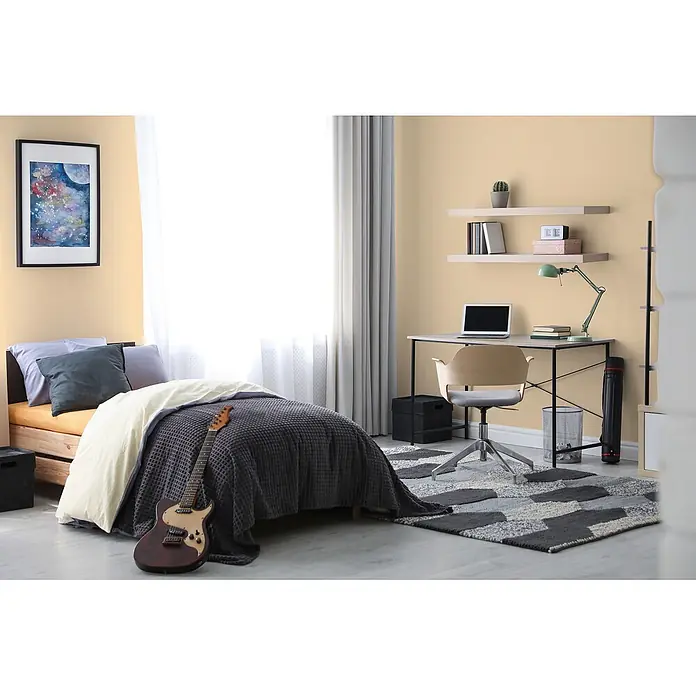 Livingwalls Wandfarbe Beige Smooth Saffron DD126121 1l - Beige, Matt, 1 l - Modernes Schlafzimmer mit Bett, Schreibtisch mit Laptop und E-Gitarre. Warme beigefarbene Wände und gemusterter Teppich.