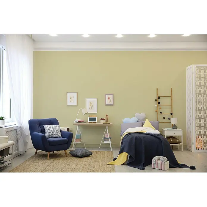 Livingwalls Wandfarbe Grün Gentle Lime DD125979 5l - Grün, Matt, 5 l - Helles, modernes Zimmer mit blauem Sessel, Bett mit dunkelblauer Decke und Schreibtisch.
