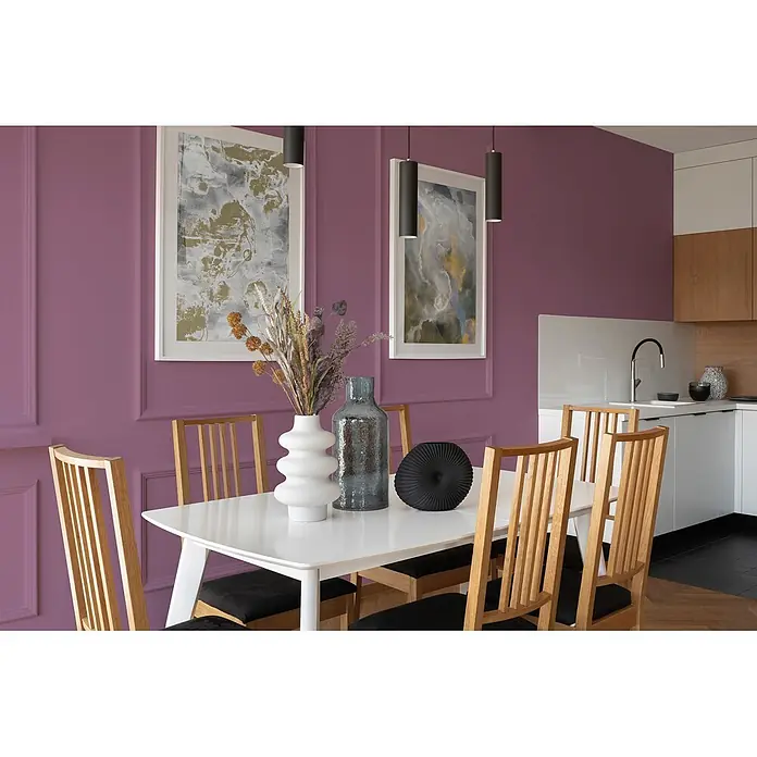 Livingwalls Wandfarbe Violett Lovely Rose DD125808 5l - Violett, Matt, 5 l - Moderner weißer Esstisch mit hellen Holzstühlen und schwarzen Polstern in einem lila Essbereich mit stilvollen Vasen und Küchenzugang.