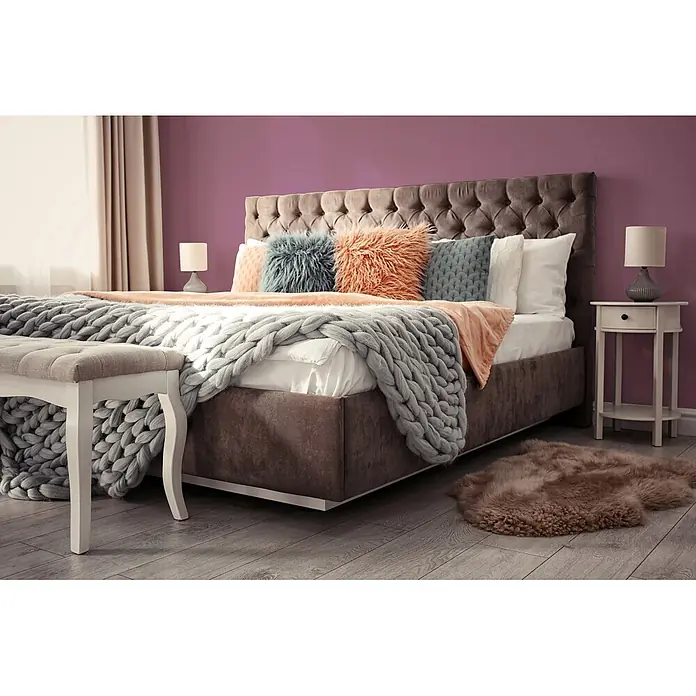Livingwalls Wandfarbe Violett Lovely Rose DD125808 5l - Violett, Matt, 5 l - Stilvolles Schlafzimmer mit großem Bett, gepolstertem Kopfteil, grob gestrickter grauer Decke und farbigen Kissen.
