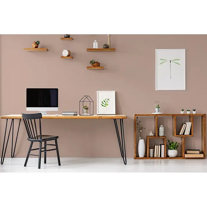 Livingwalls Wandfarbe Braun Icy Chocolate 7001 2,5l - Braun, Matt, 2,5 l - Modernes Heimbüro mit Holzschreibtisch, schwarzen Haarnadelbeinen, schwarzem Stuhl und einem modularen Holzregal.
