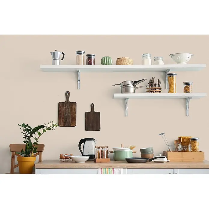 Livingwalls Wandfarbe Beige Precious Popcorn 5000 2,5l - Matt, 2,5 l - Helle Küche mit offenen Regalen, gefüllt mit Kochzutaten, Töpfen und einer Pflanze auf der Arbeitsplatte.