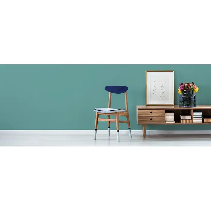 Livingwalls Wandfarbe Grün Magical Mint 3008 5l - Matt, 5 l - Holzstuhl mit blauem Samtsitz und Rückenlehne, mit lackierten Beinenden, neben einem Holzschrank arrangiert.