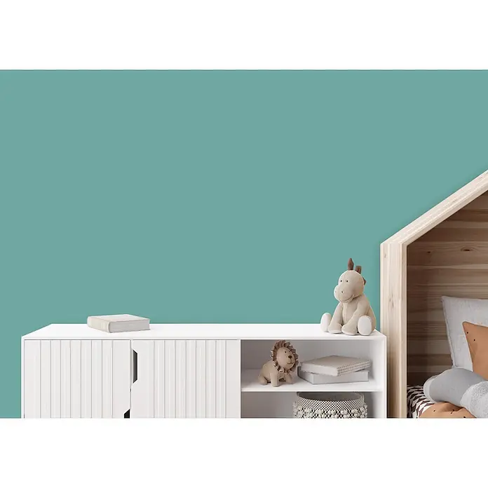 Livingwalls Wandfarbe Grün Magical Mint 3008 5l - Matt, 5 l - Weißer Schrank mit Lamellentüren, Bücher und Spielzeug in einem Kinderzimmer aufbewahrend.