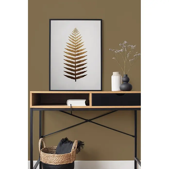 Livingwalls Wandfarbe Braun Tasty Truffle 6014 2,5l - Matt, 2,5 l - Moderner Konsolentisch aus Holz und Metall mit offener Ablage und schwarzer Schublade, in einem Raum inszeniert.