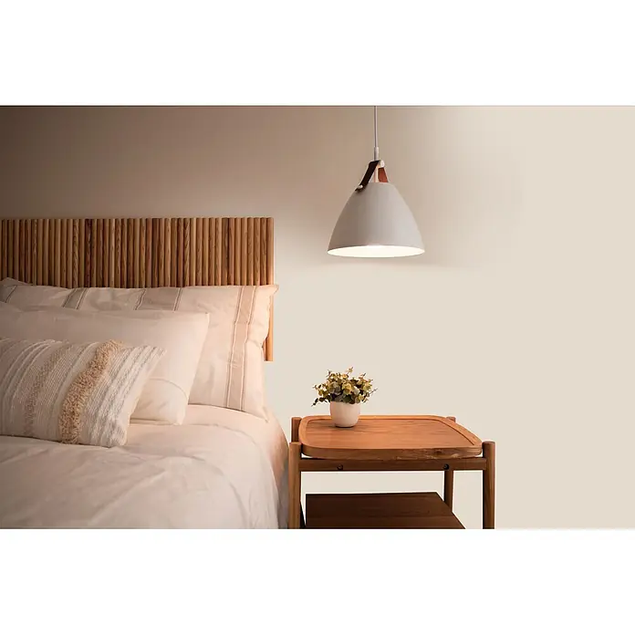 Livingwalls Wandfarbe Creme Melty Marzipan 6019 2,5l - Matt, 2,5 l - Ein modernes Schlafzimmer mit Holzlatten-Kopfteil, weißer Bettwäsche, Nachttisch mit Pflanze und grauer Pendelleuchte.