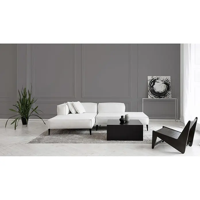 Livingwalls Wandfarbe Grau Cool Grey DD125748 5l - Grau, Matt, 5 l - Weißes modernes Ecksofa mit Recamiere in einem minimalistischen Wohnzimmer.