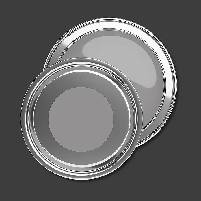 Tadessi Wandfarbe Dunkelgrau - Grau, Matt, 1 l - Zwei überlappende, silberne, runde Metalltabletts.