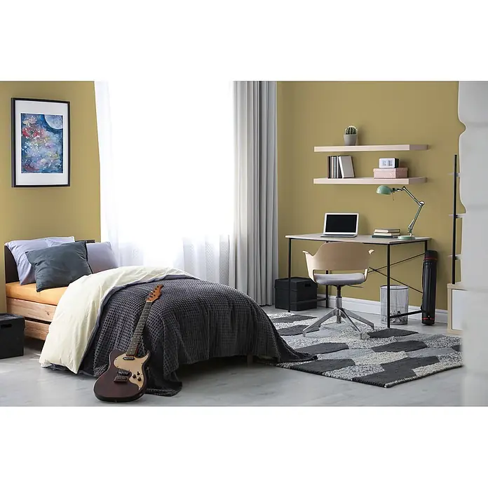 Livingwalls Wandfarbe Grün Gentle Lime DD125989 1l - Grün, Matt, 1 l - Modernes Schlafzimmer mit senfgelben Wänden, Bett, E-Gitarre, Schreibtisch mit Laptop und Regalen. Gemütlich und funktional.