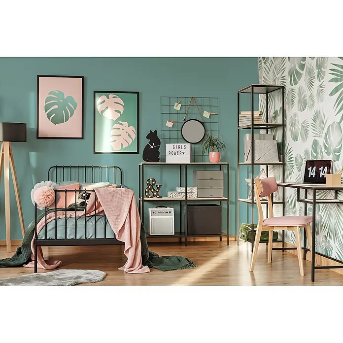 Livingwalls Wandfarbe Blau Emerald Green DD125943 5l - Blau, Matt, 5 l - Modernes Mädchenzimmer mit schwarzem Metallbett, Holzschreibtisch und Regal, in Grün und Rosa dekoriert.