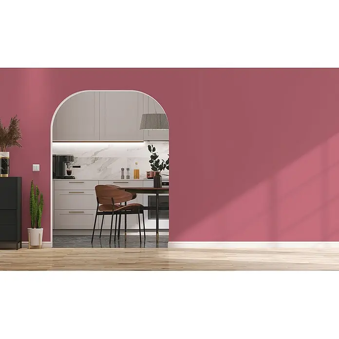 Livingwalls Wandfarbe Pink Peachy Pink DD125870 2,5l - Pink, Matt, 2,5 l - Moderne Küche mit weißen Schränken und Marmorfliesen, sichtbar durch eine tiefrosa Bogenöffnung. Ein Esstisch ist zu sehen.