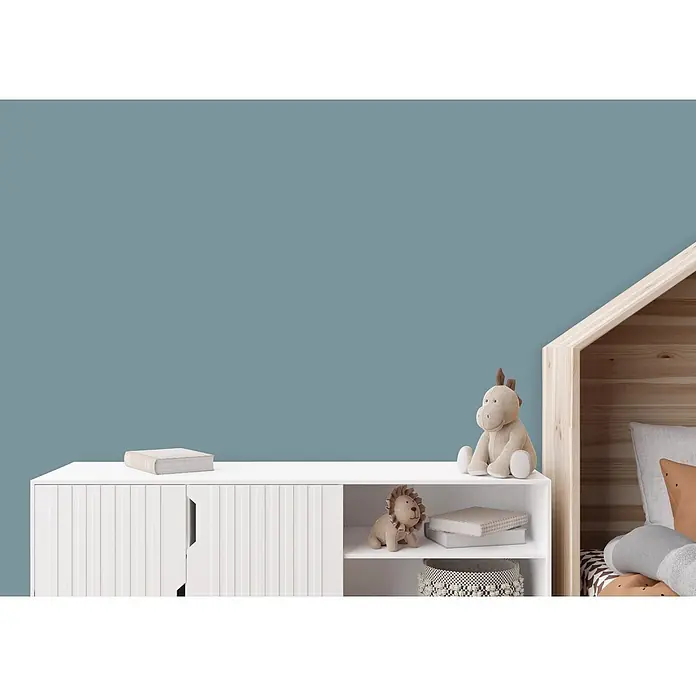 Livingwalls Wandfarbe Grün Typical Trout 3010 5l - Matt, 5 l - Weißer Aufbewahrungsschrank mit Lamellentüren und offenen Fächern für Spielzeug und Bücher im Kinderzimmer.