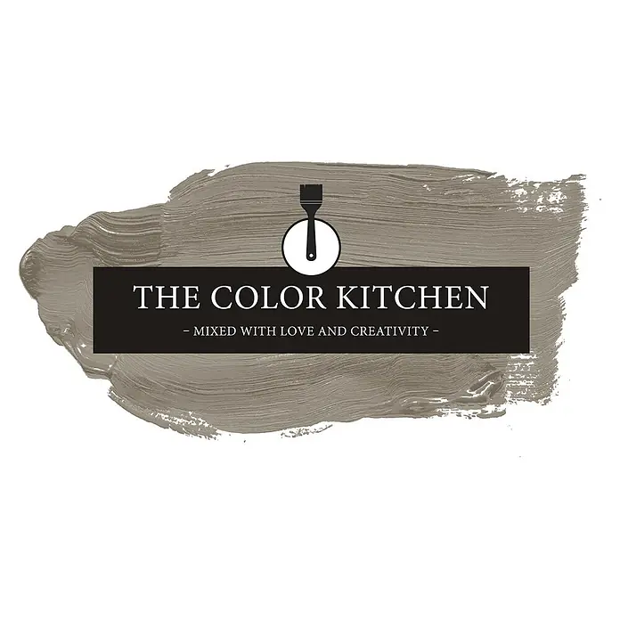 Livingwalls Wandfarbe Taupe Aesthetic Ajwain 1020 5l - Matt, 5 l - Logo "The Color Kitchen": Pinsel-Symbol über dunklem Banner mit weißem Text, auf taupefarbenem Pinselstrich.