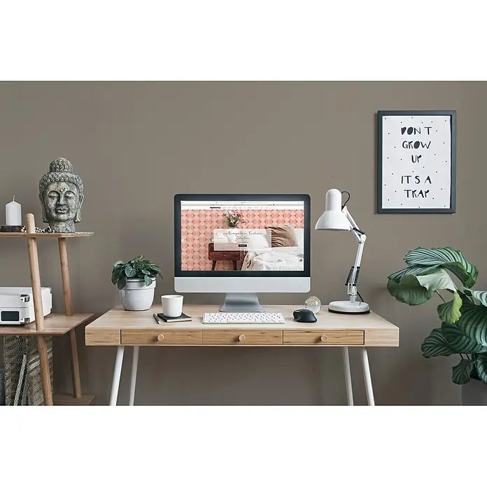 Livingwalls Wandfarbe Taupe Aesthetic Ajwain 1020 5l - Matt, 5 l - Heller Holztisch mit Monitor, weißer Lampe und Topfpflanzen in einer modernen Heimbüro-Einrichtung.