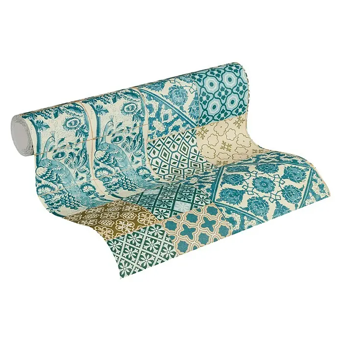 A.S. Création Metropolitan Stories Vliestapete Vintage-Fliese - Türkis/Braun, Fliesenoptik, 10,05 x 0,53 m - Eine Rolle Tapete mit einem Patchworkmuster in verschiedenen Blau- und Beigetönen, die eine einzigartige Wandgestaltung ermöglicht.