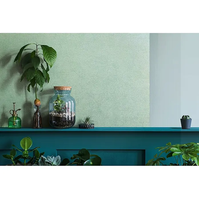 Livingwalls Vliestapete Uni, hellgrün -  - Tiefgrün-blaues Regal mit Pflanzen und Dekoartikeln.