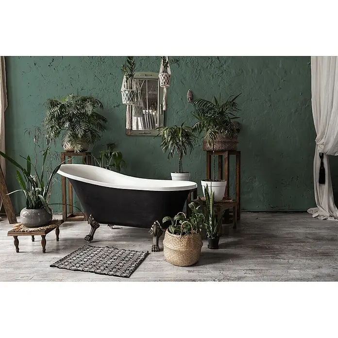 Livingwalls Wandfarbe Grün Emerald Green DD125949 5l - Grün, Matt, 5 l - Schwarz-weiße freistehende Badewanne in einem Badezimmer, umgeben von üppigen grünen Pflanzen.