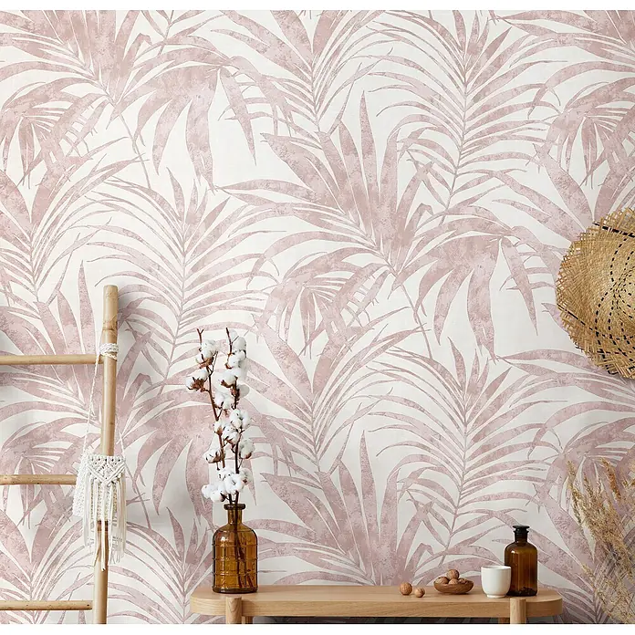 Livingwalls Vliestapete Floral, weiß-rosa - 10.050 x 530 mm - Hellrosa Tapete mit Palmenblattmuster und feiner Textur an einer Wand.