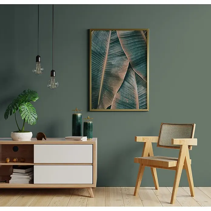Livingwalls Wandfarbe Grün Ritzy Rosemary 4005 2,5l - Matt, 2,5 l - Holzbeistellschrank mit weißen Schubladen und Holzstuhl mit Rohrgeflechtdetails.