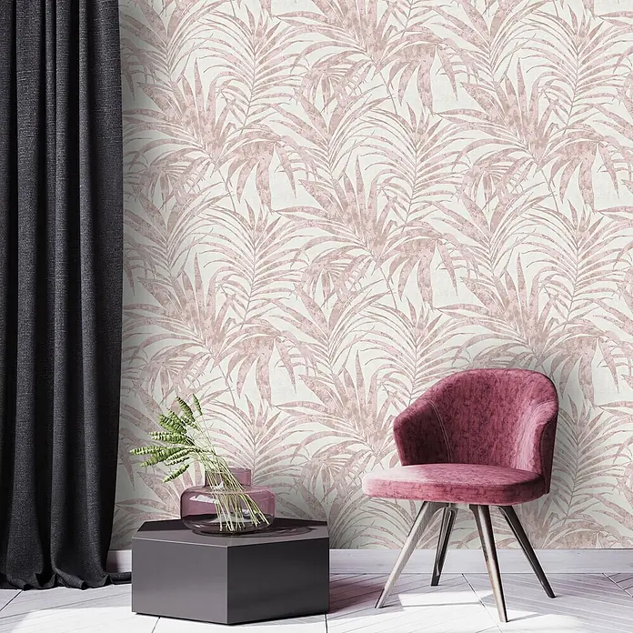 Livingwalls Vliestapete Floral, weiß-rosa - 10.050 x 530 mm - Hellrosa Palmblatt-Tapete in einem Zimmer mit dunkelrosa Stuhl und dunkelgrauem Vorhang.