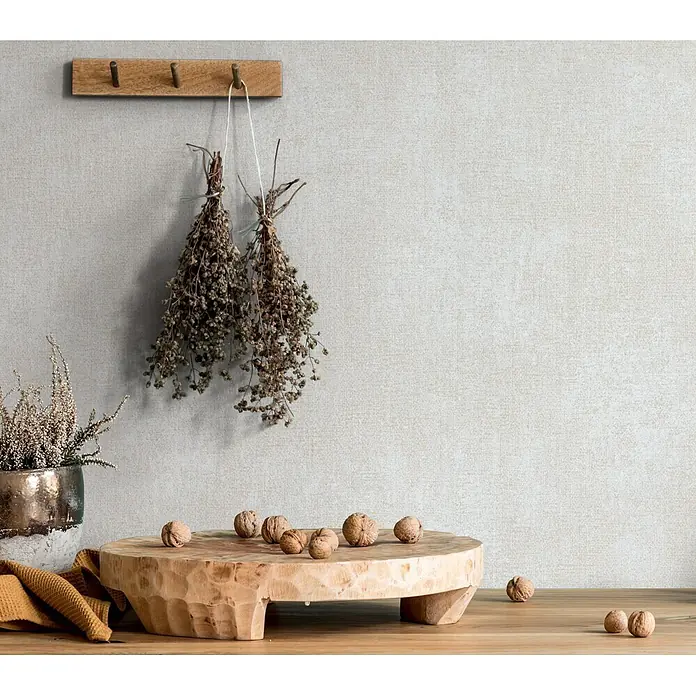 Livingwalls Vliestapete Uni, hellbeige - 10.050 x 530 mm - Geschnitzter Holz-Dekorationsständer mit Walnüssen, der sein Naturmaterial und rustikales Flair in gemütlicher Umgebung zeigt.