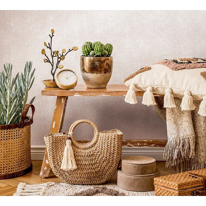 Livingwalls Vliestapete Uni, hellbeige - 10.050 x 530 mm - Boho-Interieur mit Holzbank, Pflanze, Kaktus, geflochtener Tasche und Aufbewahrungsboxen auf einem Strukturtäppich.