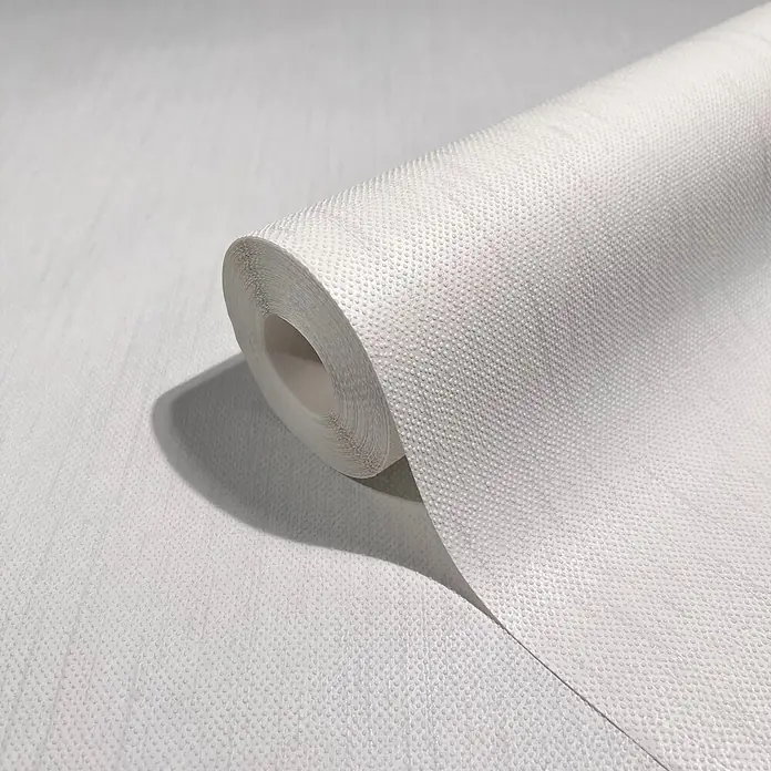 Livingwalls Vliestapete Struktur, weiß - 10.050 x 530 mm - Eine Rolle weiße, strukturierte Tapete, teilweise abgerollt, um ihr geprägtes Muster zu zeigen.