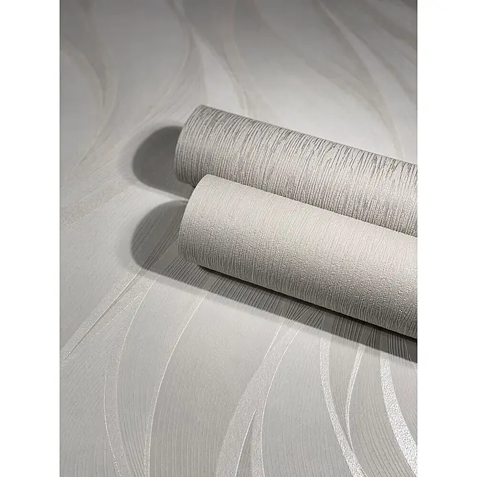 Livingwalls Vliestapete Grafisch, beige - beige, 10.050 x 530 mm - Zwei strukturierte Tapetenrollen, eine hellgraue und eine cremefarbene, auf einer gemusterten Fläche dargestellt.
