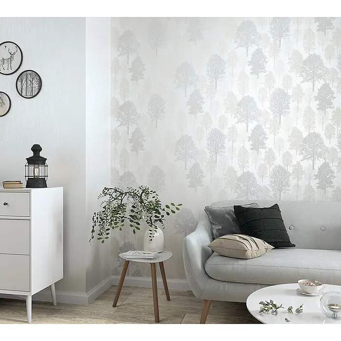 Livingwalls Vliestapete Uni, weiß, pearl - pearl, 10.050 x 530 mm - Strukturierte Tapete mit hellgrauen und beigen Baummustern in einem Wohnzimmer.
