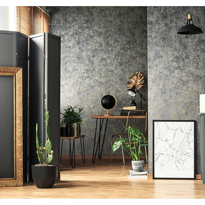 Livingwalls Vliestapete Struktur, anthrazit - 10.050 x 530 mm - Strukturierte graue Tapete mit goldenen Akzenten in einem Raum im Industrial-Chic mit Schreibtisch und Pflanzen.