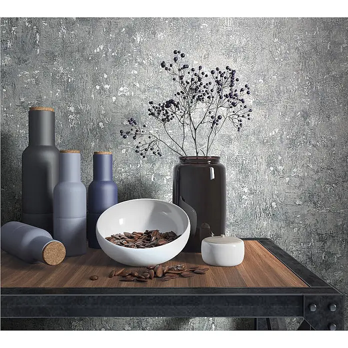 Livingwalls Vliestapete Betonoptik, grau silber - 10.050 x 530 mm - Moderne matte Keramikflaschen in Grau und Blau mit Korken, eine dunkle Vase mit Beeren und eine weiße Schale mit Samen auf einem Holztisch.
