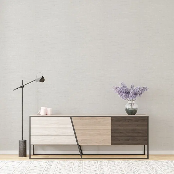 Livingwalls Vliestapete Uni, greige - 10.050 x 530 mm - Modernes Sideboard aus mehrfarbigem Holz mit dunklem Metallgestell, als Konsolentisch im Wohnzimmer.